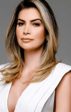 Imagem de uma mulher branca de cabelos claros